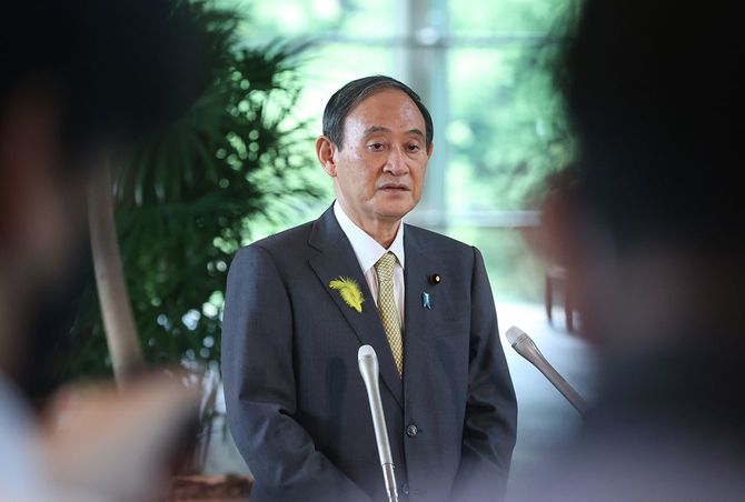 東京都議選から一夜明け、記者団の質問に答える菅義偉首相