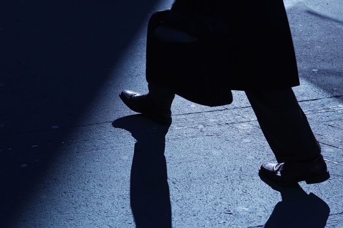 暗い道を歩く人の足元