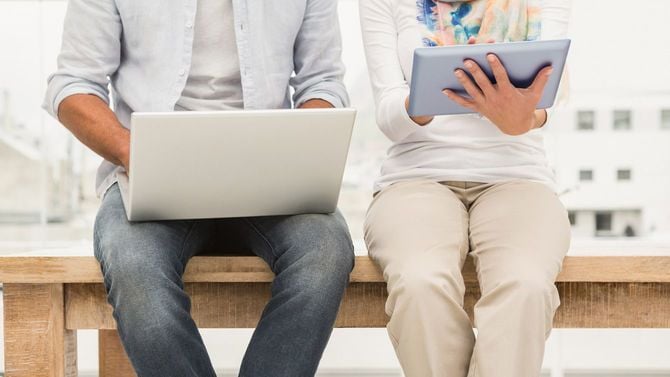 それぞれのデバイスでデザインのチェックをする2人