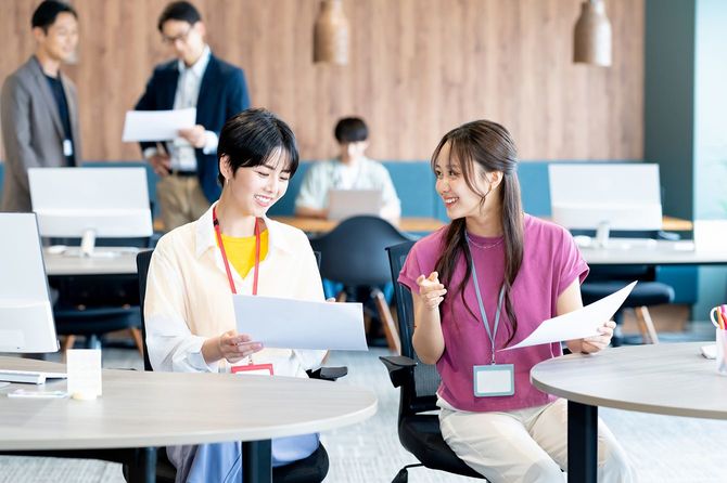 オフィスで働く女性