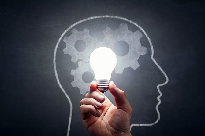 脳内に電球が光っている図