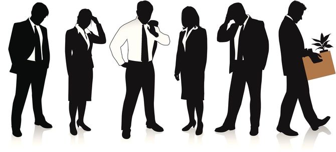 失業し、うなだれる人々のシルエット