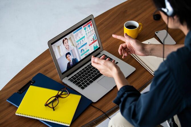 ビジネスマンがクライアントとオンライン会議を開いています