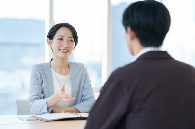 男女のビジネスマンが会議をしている