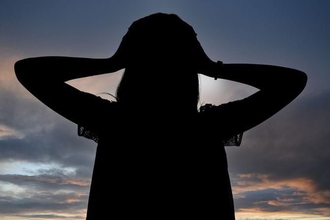 頭を抱える女性