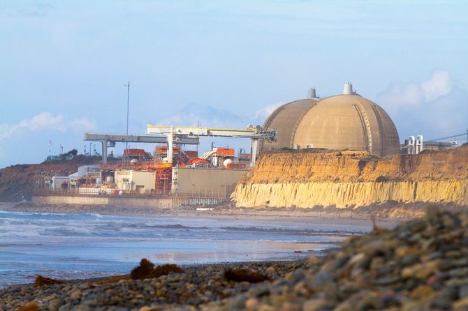 2013年に運転停止し、2014年から廃炉作業が行われている米カリフォルニア州のサンオノフレ原子力発電所。