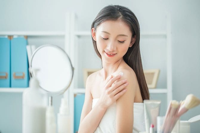 スキンケアをする女性