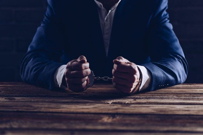 手錠逮捕された男性ビジネスマン