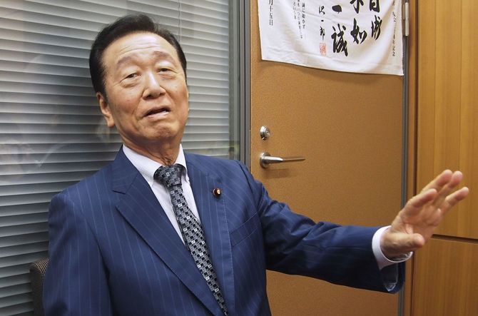 取材に応じる立憲民主党の小沢一郎衆院議員=2024年10月3日、国会