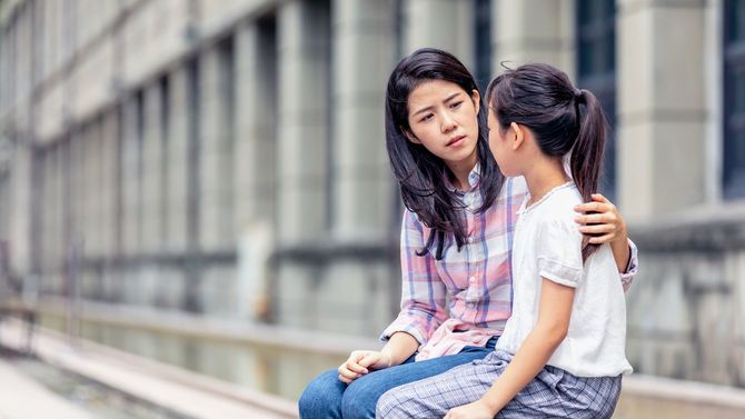 娘と真剣に話をしている母親