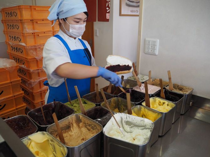 あん、ピーナツバター、抹茶あん、ブルーベリージャムなど、常時20種類近くの味が選べる。