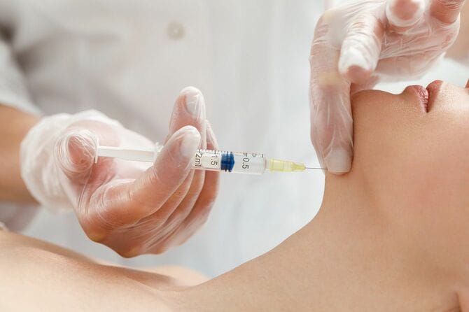 患者の顎に注射をする美容師