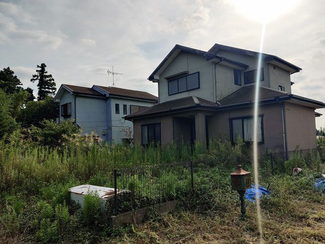 築25年に満たない家屋だが、すでに使われている気配が見られない。（千葉県八街市四木）