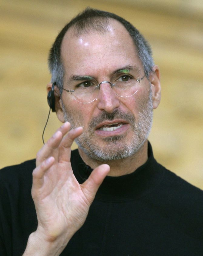 iPhoneのプレゼンをするスティーブ・ジョブズ（2007年撮影）。