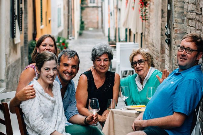 留学生らと歓談するパゾット氏（左から3人目）。ウルバーニア市内のカフェで