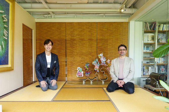 エコノミストのエミン・ユルマズさん（右）とお笑い芸人のパックンさん