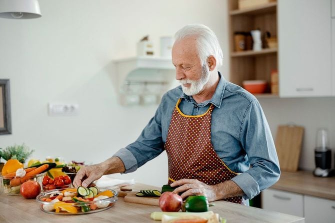 料理をする高齢の男性