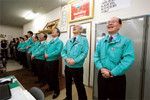 「本部は店舗を支援する」という考えのもと、店舗の隣に小さくオフィスを構える。神棚もある。