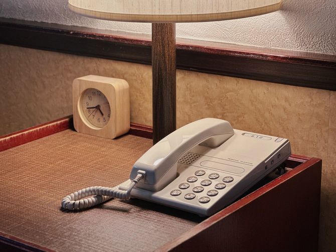 ホテルのベッド横スペース、オールドスタイルな電話