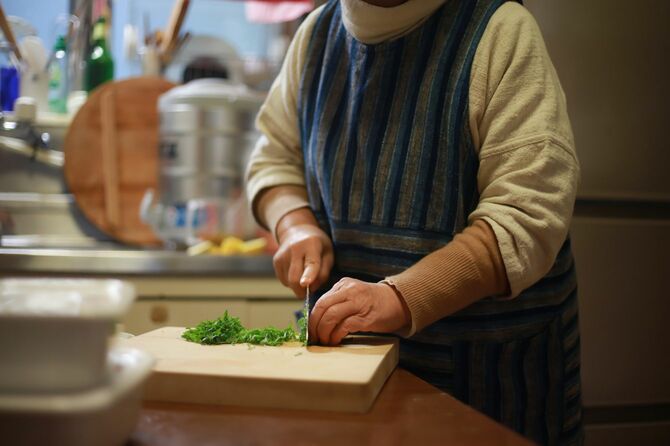 料理をする女性の手