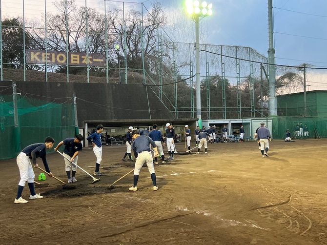 グラウンド整備はみんなで。塾高グラウンドにて。