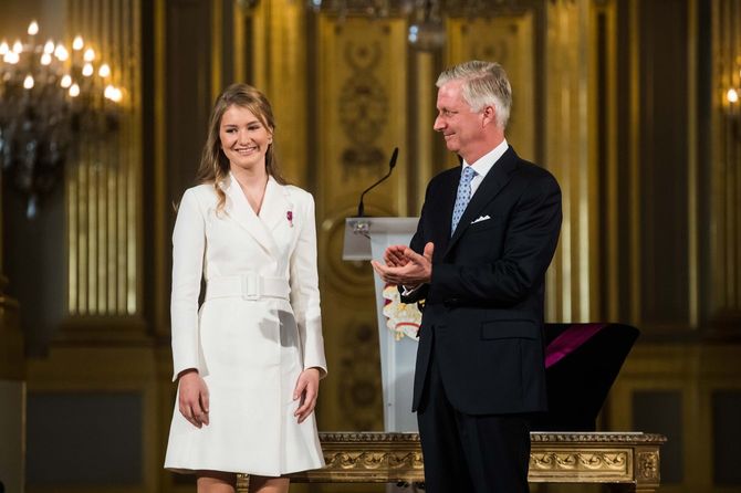 エリザベート王女（左）と父のフィリップ国王。王女18歳の式典で