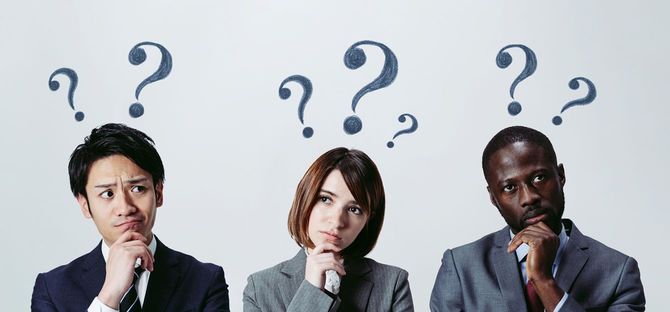 3人の異なる国の人物と、クエスチョンマーク