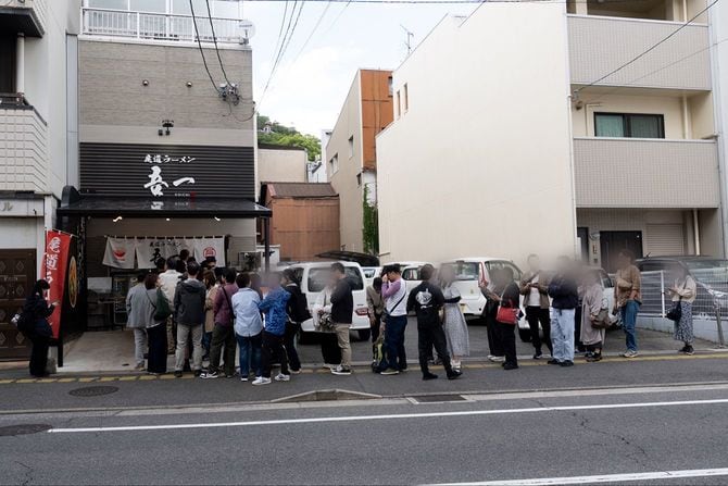 「吾一」のラーメンを求めて並ぶ人たち