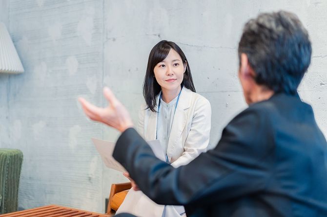 ビジネスマンの話を聞く女性