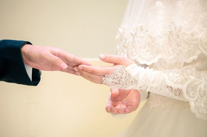 結婚式で手を取る新郎新婦