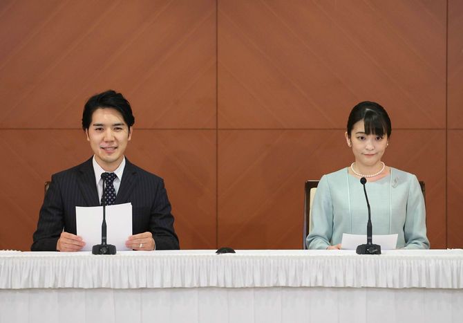結婚後、記者会見に臨む小室圭さん（左）と眞子さん＝2021年10月26日午後、東京都千代田区［代表撮影］