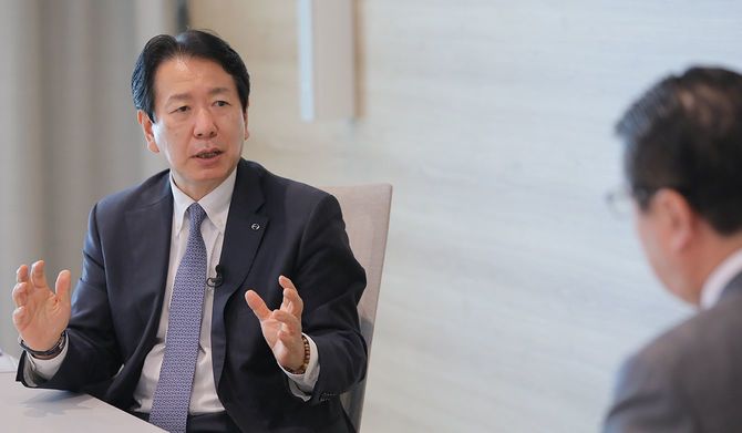 日野自動車 下義生社長／1959年生まれ。81年早稲田大学理工学部卒、日野自動車入社。海外企画部や北米事業部の部長を務め、2015年に専務役員。16年から1年間トヨタ自動車の常務役員に。17年6月から現職。