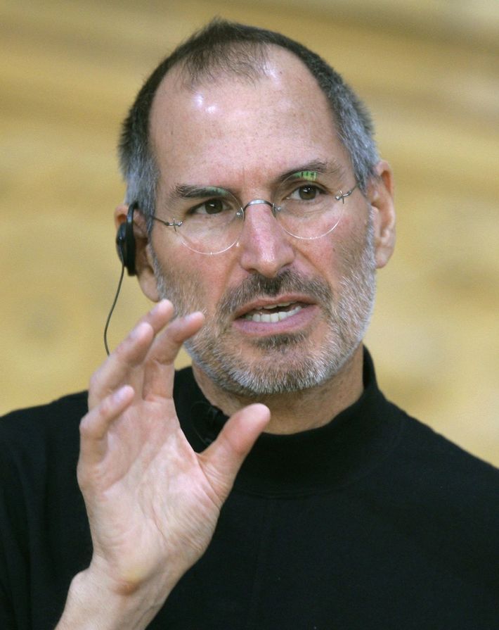 iPhoneのプレゼンをするスティーブ・ジョブズ（2007年撮影）。