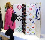 2003年ヴェネチアビエンナーレの「ラウシェンバーグからムラカミまで」展で入口に展示された村上隆のルイ・ヴィトンのカラーモノグラム柄の屏風。