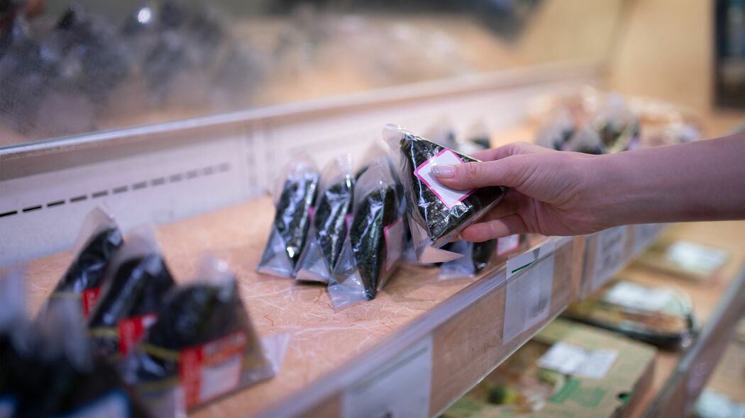 ｢コンビニおにぎり｣の裏面を見ればわかる…元農水大臣が｢日本だけが甘すぎる｣と警告する食品添加物の盲点 ｢国産だから安心｣とは言い切れない現実