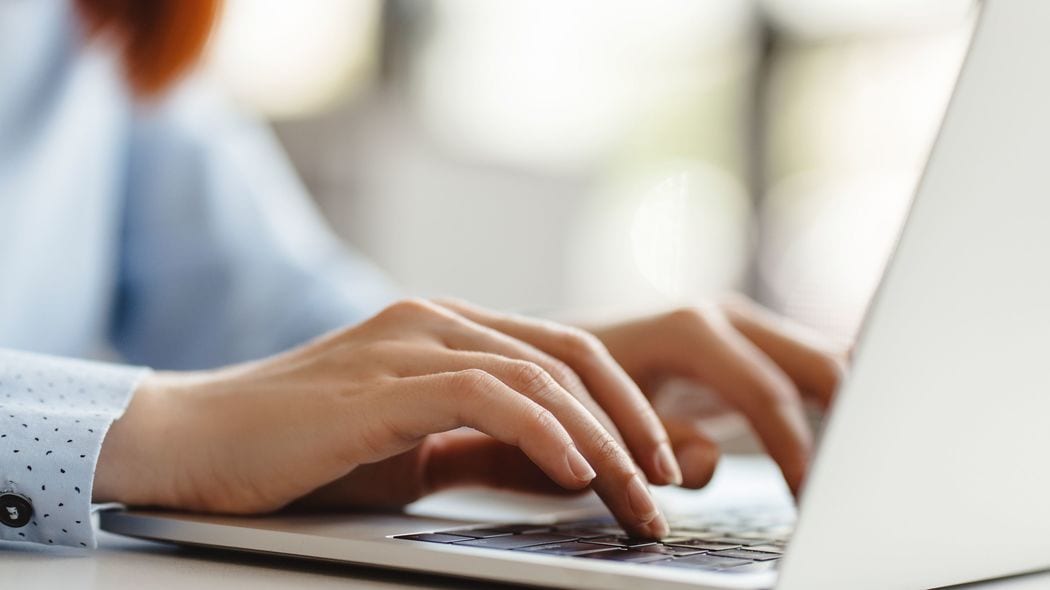 ノートパソコンを机にベタ置きしてはいけない…仕事がデキる人がカフェでも｢PCスタンド｣を使う科学的理由 ｢目線の位置｣がパフォーマンスを決める