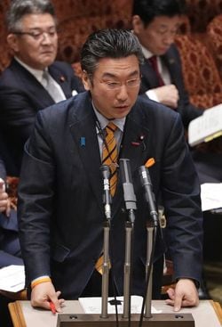 参院予算委員会で答弁する橋本岳厚生労働副大臣＝2020年3月23日、国会内