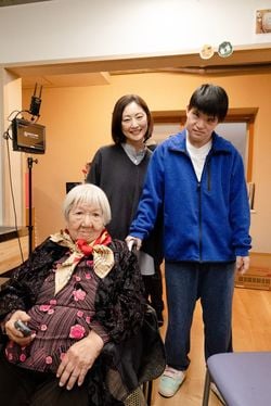 「わたしのかあさん―天使の詩―」撮影中の山田火砂子監督(手前)