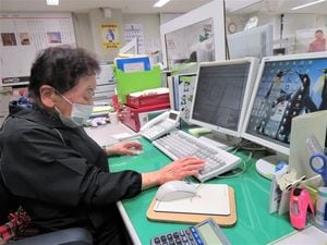 ディスプレーは2台並列。