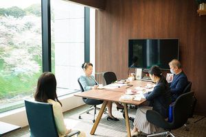 桜吹雪を背景に87年の人生を語ってくれた今野由梨さん