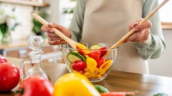 ウォーキングより手軽…88歳･現役イラストレーターが欠かさない足腰の｢ヨボヨボ化｣を防ぐ"室内の全身運動"