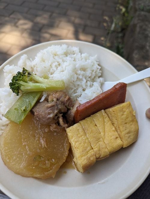 炊き出しで配られた“ぶっかけメシ”