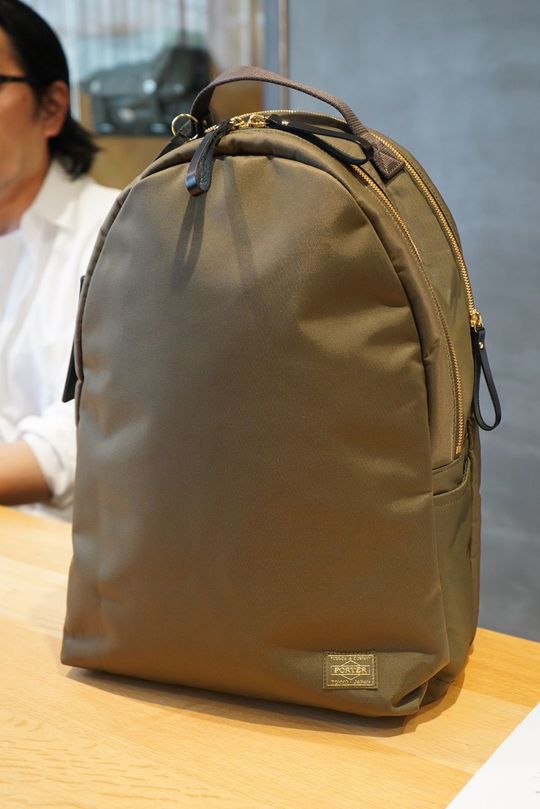 『ポーター シア』のデイパック。画像ではわかりづらいが、ファスナーの取っ手部分はネイルをしていてもつかみやすいように、形が工夫されている。