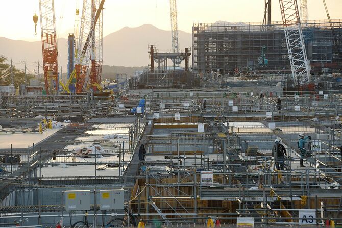 半導体受託製造で世界最大手の台湾積体電路製造（TSMC）とソニーグループ（G）などが共同で建設を進めているJASМの半導体製造工場＝2022年10月26日、熊本県菊陽町