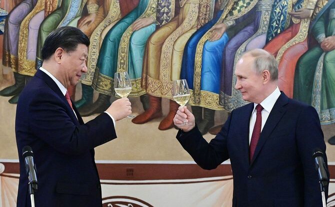 乾杯する中国の習近平国家主席（左）とロシアのプーチン大統領＝2023年3月21日、中国・モスクワ