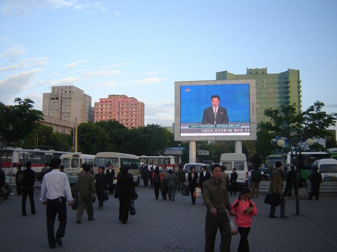 北朝鮮中央駅前の北朝鮮CNN（2014年）