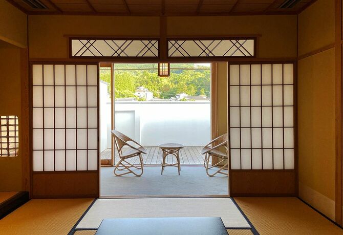 和多屋別荘は嬉野川沿いに2万坪の敷地を有する旅館。写真は客室