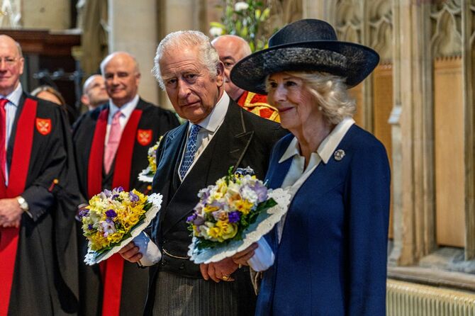 2023年4月6日、ヨーク・ミンスター大聖堂で行われた、英国王室のイースターの恒例行事「ロイヤル・マウンディ」に出席する国王チャールズ3世とカミラ王妃。