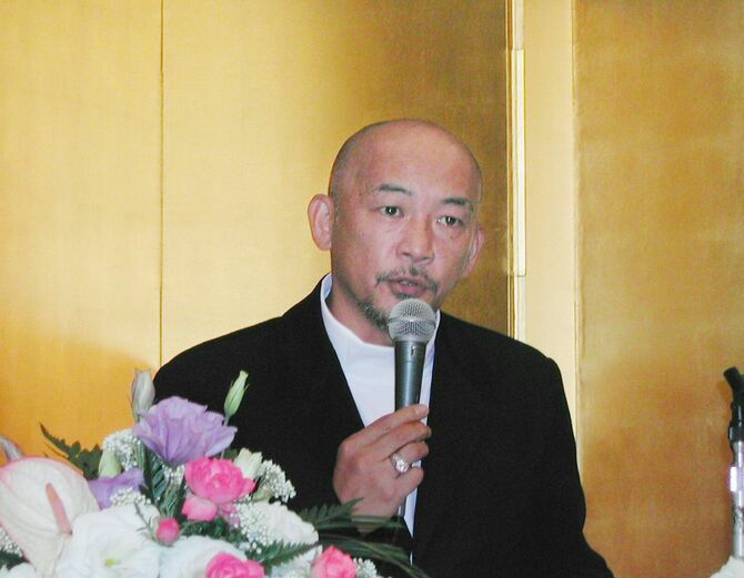 2003年10月18日、衆議院選挙出馬断念を表明した鈴木宗男前議員と一緒に会見する歌手の松山千春さん（北海道・釧路全日空ホテル）