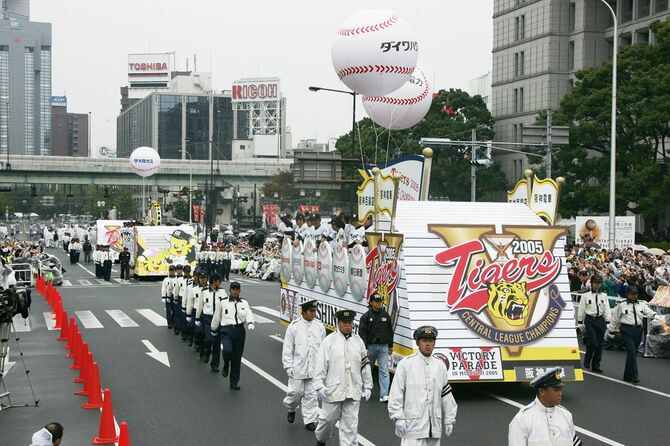 雨の中で行われた阪神タイガースの優勝パレード（2005年11月6日、大阪市の御堂筋）
